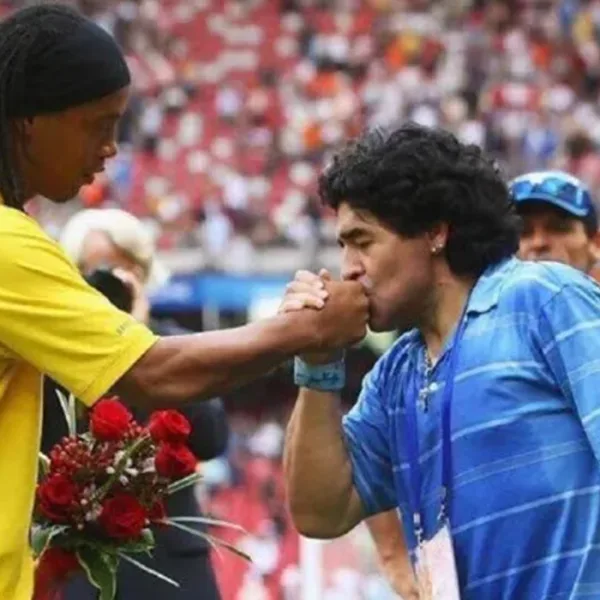 Sin el voto del hijo de Bolsonaro, una plaza en Río llevará el nombre de Maradona