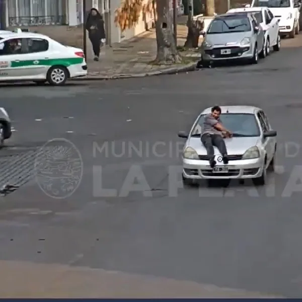 Video: un hombre se subió al capó de un auto y recorrió 200 metros