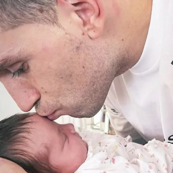 Emiliano Martínez regresó a su casa y conoció a su hija recién nacida