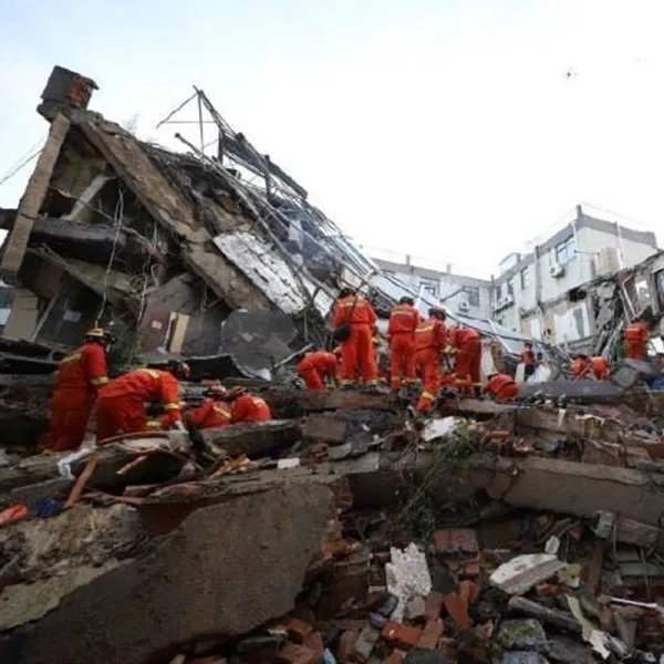 Se derrumbó un hotel en China: al menos un muerto y diez desaparecidos