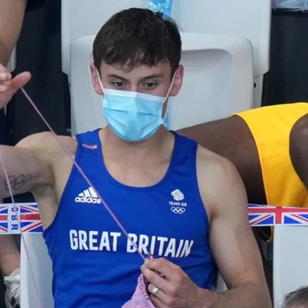 El clavadista Tom Daley fue capturado tejiendo durante la final de trampolín