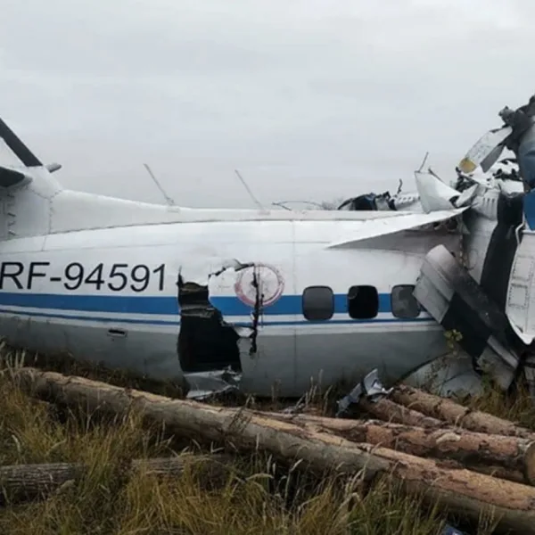 Rusia: murieron 15 personas por la caída de un avión