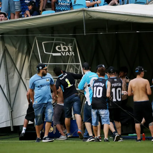 Hinchas de Gremio destruyeron la cabina del VAR tras perder contra Palmeiras