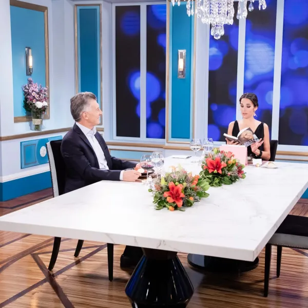 Tinder, "ah, pero Macri" y canto: las insólitas preguntas de Juana Viale al expresidente