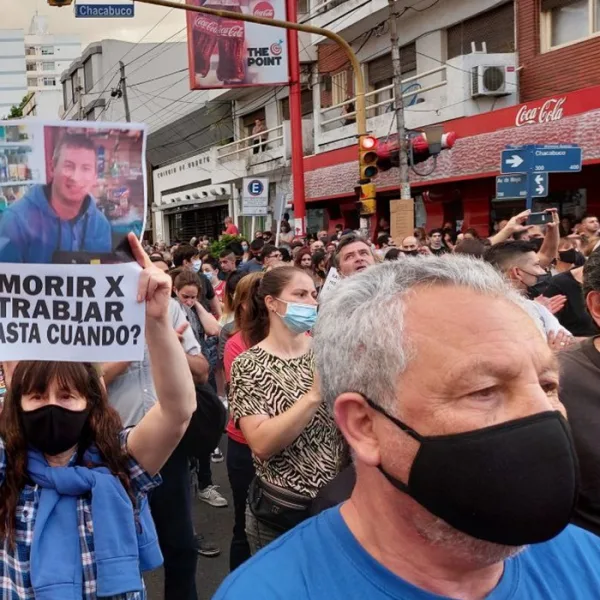 Vecinos de Ramos Mejía marchan por el asesinato del kiosquero