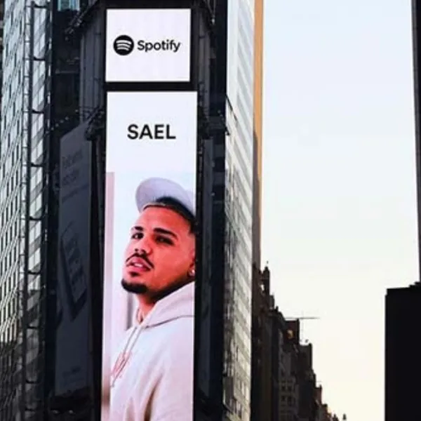 Sael apareció en Times Square como parte de la campaña Radar de Spotify