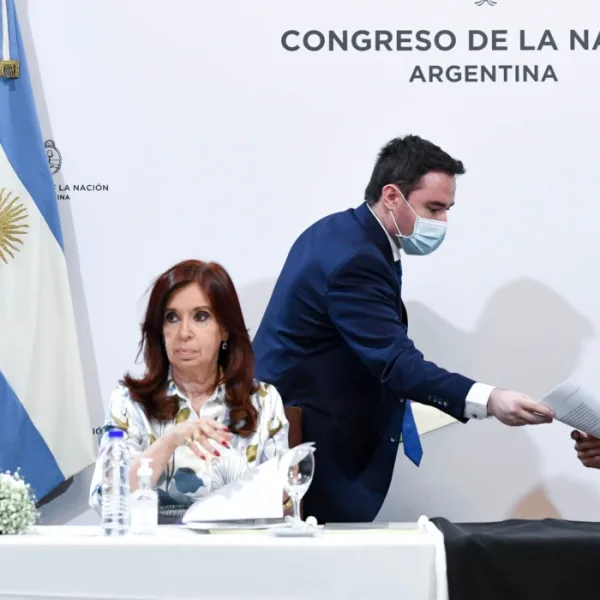 Cristina y Massa anunciaron un bono de $22 mil para empleados legislativos