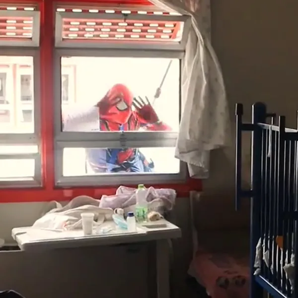 Festejos navideños en el Hospital Garrahan: superhéroes, Papá Noel y princesas