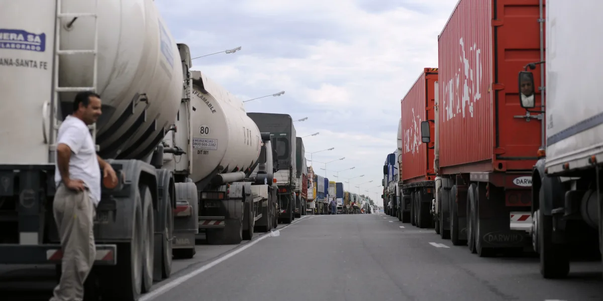 Rutas bonaerenses: restringen el tránsito a camiones por el recambio ...