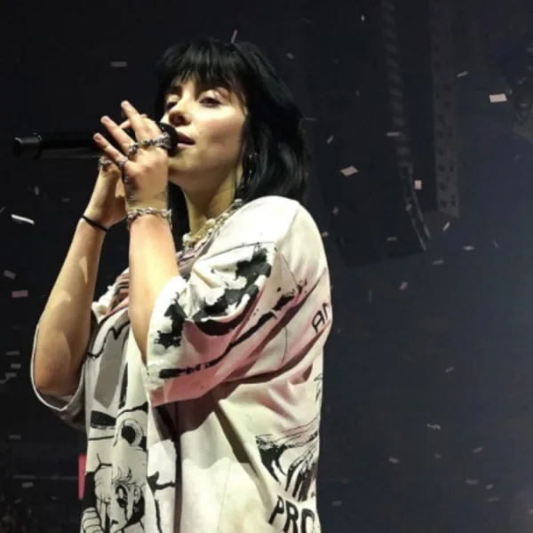 Billie Eilish frenó un show para auxiliar a una espectadora con dificultades para respirar