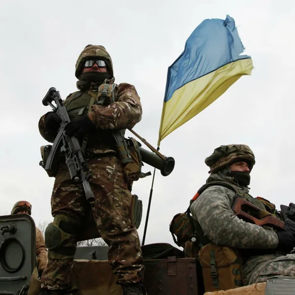 Ucrania libera presos "dispuestos a defender el país" y entrega armas a civiles