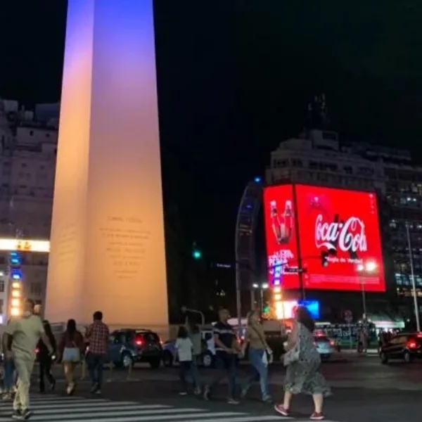 El Obelisco se iluminó con los colores de la bandera de Ucrania