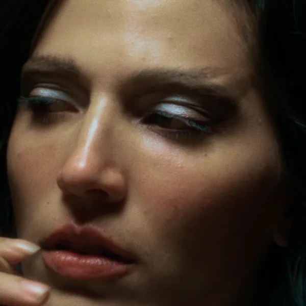 Feli Colina adelanta su segundo álbum con "10.000 días"
