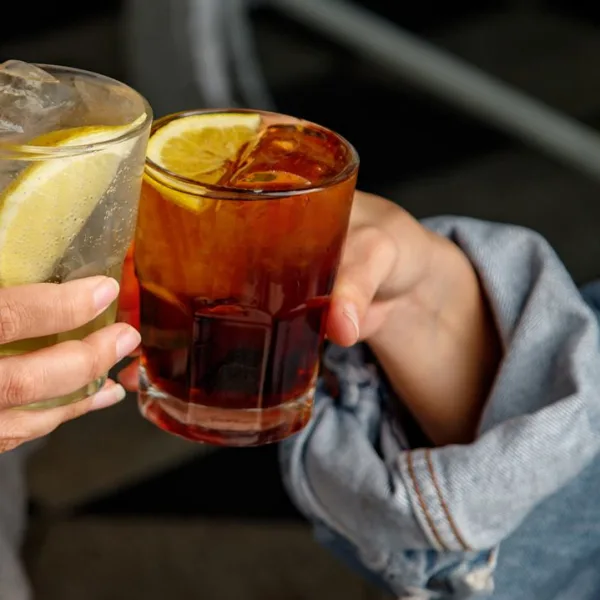 La hora del vermut: por qué este clásico es cada vez más elegido por los jóvenes