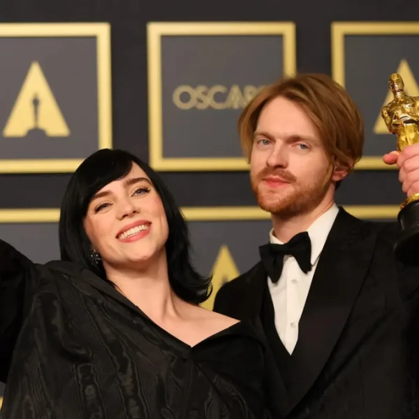 Billie Eilish gana un Oscar por "No time to die" y se convierte en la primera centennial en lograrlo