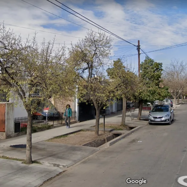 Roban auto con una beba adentro y luego la abandonan cerca de una plaza