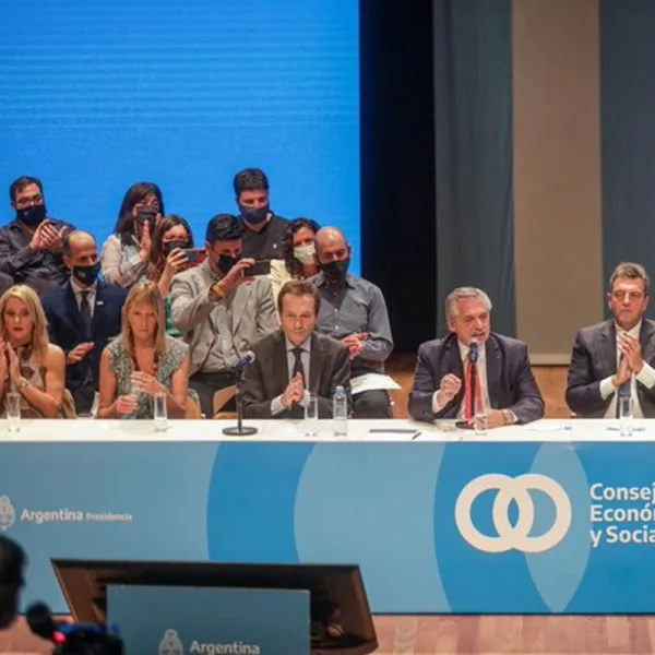De qué se trata el programa presentado por el Gobierno que propone "un pacto para el buen uso de las redes sociales"