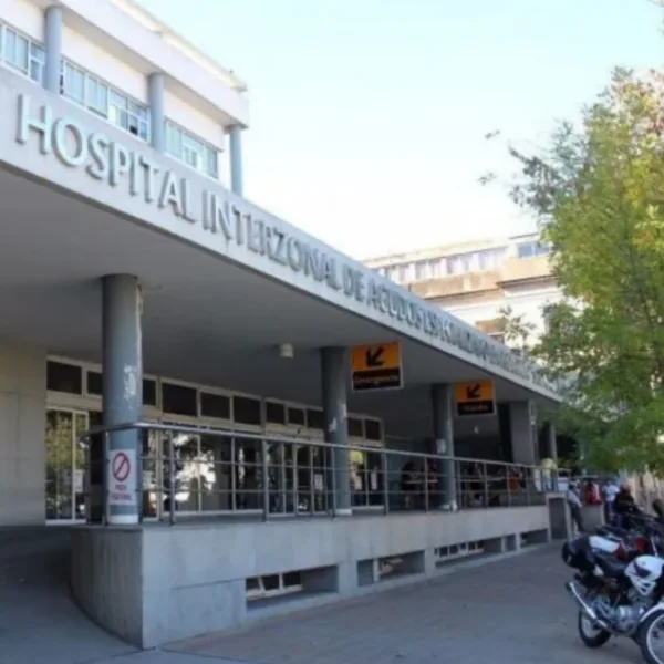 Una empleada de un restaurante volcó aceite hirviendo en una niña de 3 años