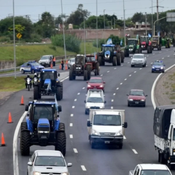 Ruralistas de diferentes puntos del país realizan un tractorazo en Plaza de Mayo