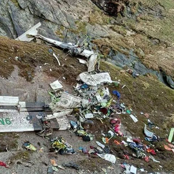 Encontraron los 22 cadáveres de las personas que iban en el avión accidentado en el Himalaya