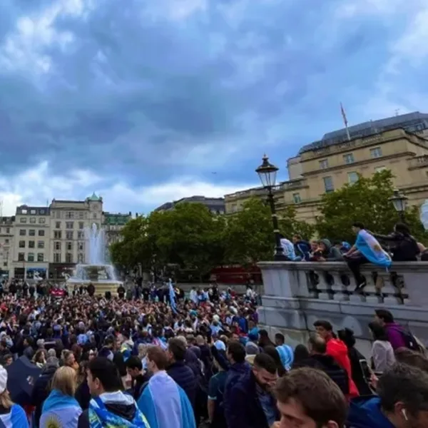 "El que no salta es un inglés": el multitudinario banderazo argentino en Londres