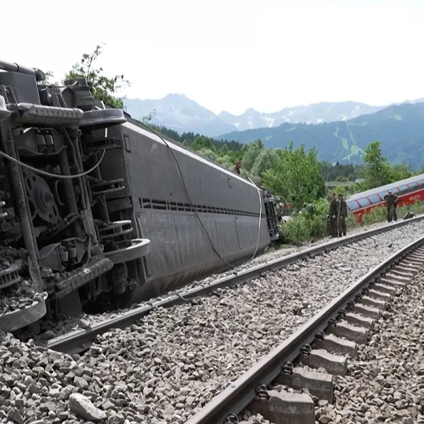 Descarriló un tren en Alemania: al menos tres muertos y decenas de heridos