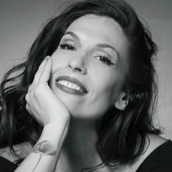 Andy Clar sorprende con su libro "Bailar acostada": "En este libro dejo un poco el glamour de New York y voy a fondo"