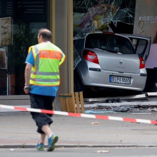 Un auto atropelló a una multitud en Berlín: hay un muerto y al menos 8 ...