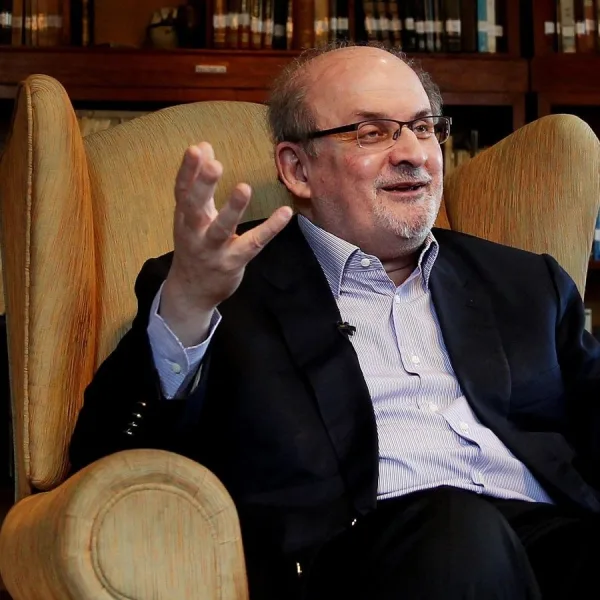 El escritor Salman Rushdie ya puede hablar y no necesita respirador