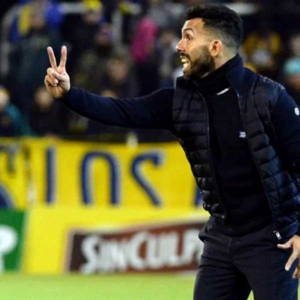 Denuncia penal contra Carlos Tévez por "usurpación de título" de entrenador