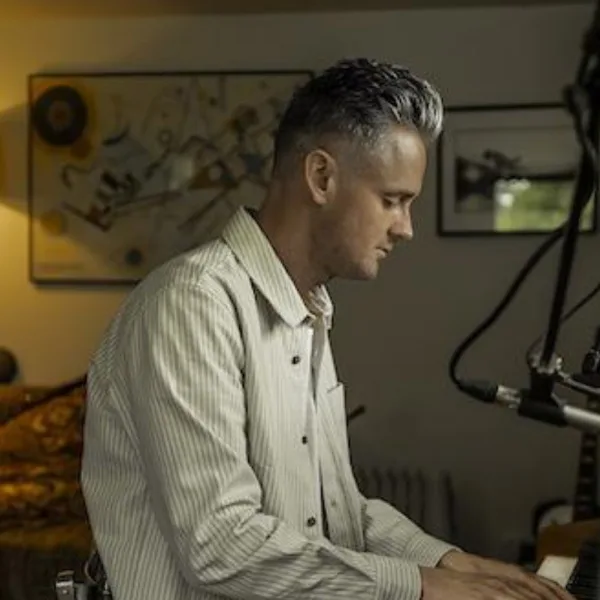 Tom Chaplin presentó el videoclip del single "Gravitational"