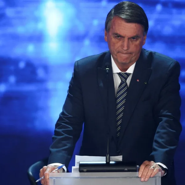 Imágenes de nazis, dándole besos a Putín y oficiando de perro con Trump: Bolsonaro no pagó su sitio web y la oposición lo compró