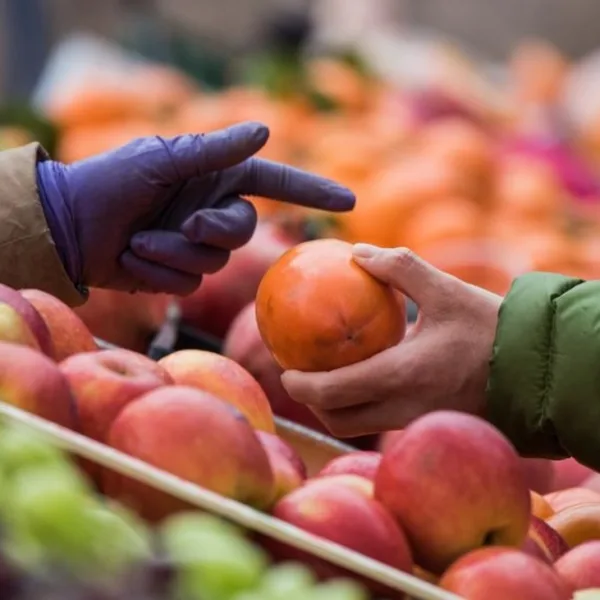 Consumidores pagaron seis veces más que lo que cobraron los productores