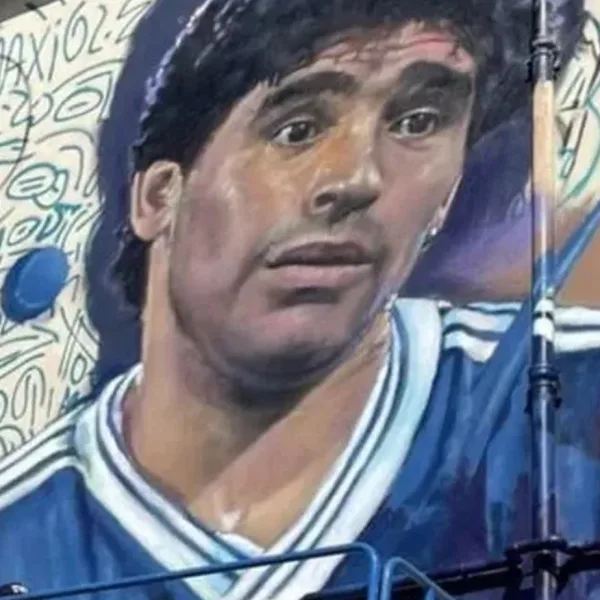 Un argentino hizo un sorprendente mural de Diego Maradona en Pompeya y le cambiaron el nombre a la calle