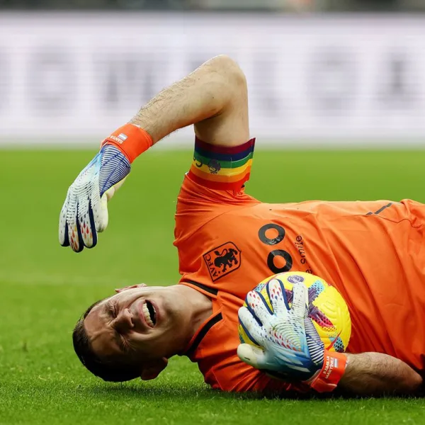 Dibu Martínez salió del Aston Villa vs Newcastle por un golpe en la cabeza