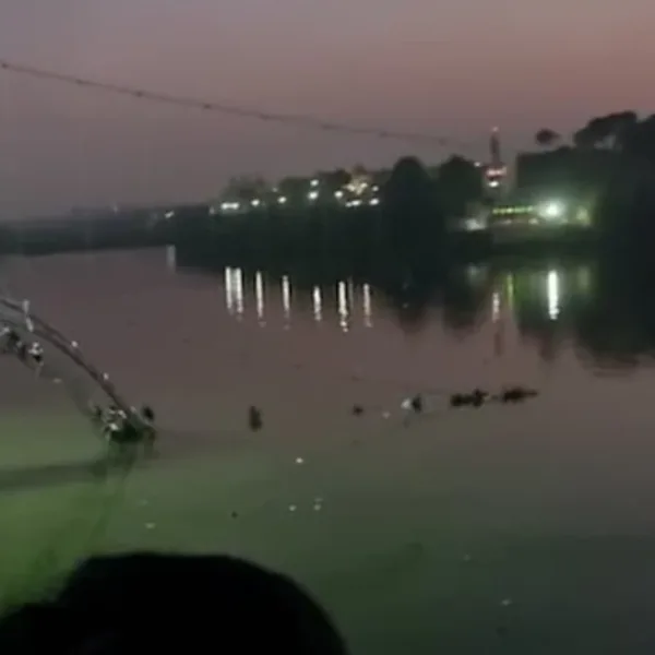 Al menos 60 personas murieron hoy en India cuando un puente colgante se hundió