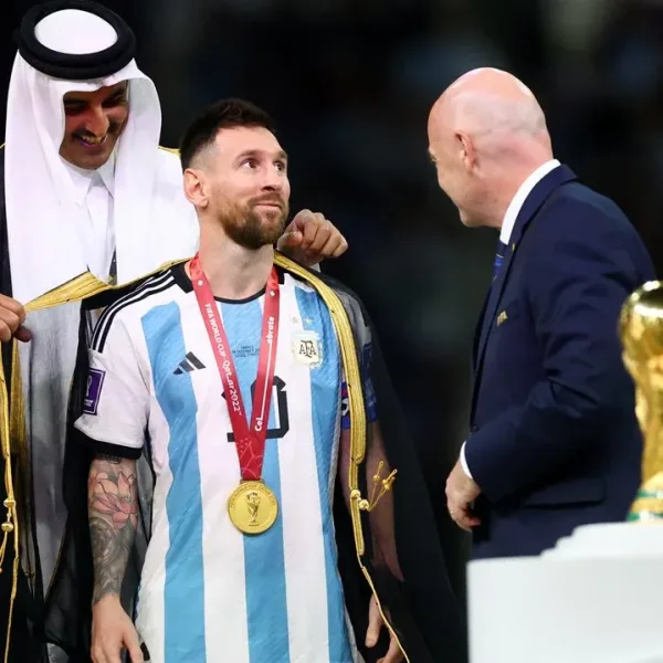 Qué es la túnica que le pusieron a Messi antes de levantar la Copa del Mundo