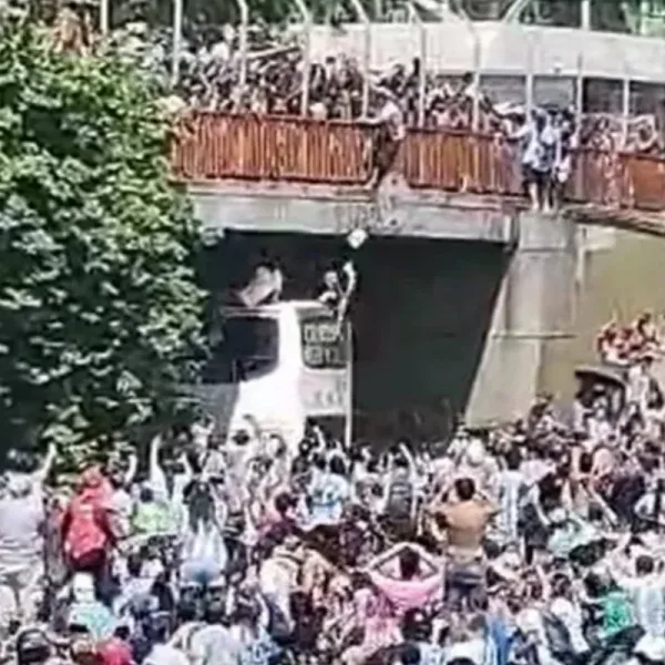 Dos personas saltaron desde un puente hacia el micro de la Selección Argentina