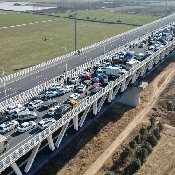 Unos 200 autos quedaron envueltos en un choque masivo en un puente de