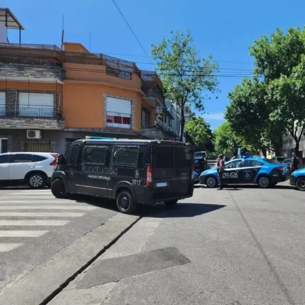 Parque Chas: entraron a robar a una fábrica y tomaron de rehenes a los empleados