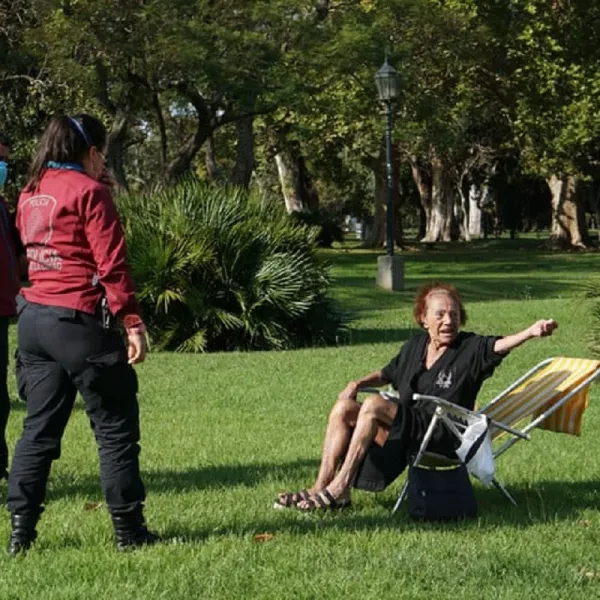 Murió Sara Oyuela, la señora que rompió la cuarentena para tomar sol en Palermo