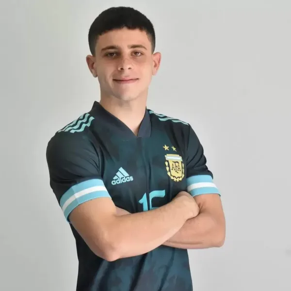 Barcelona negocia por "Pocho" Román, un juvenil de Ferro