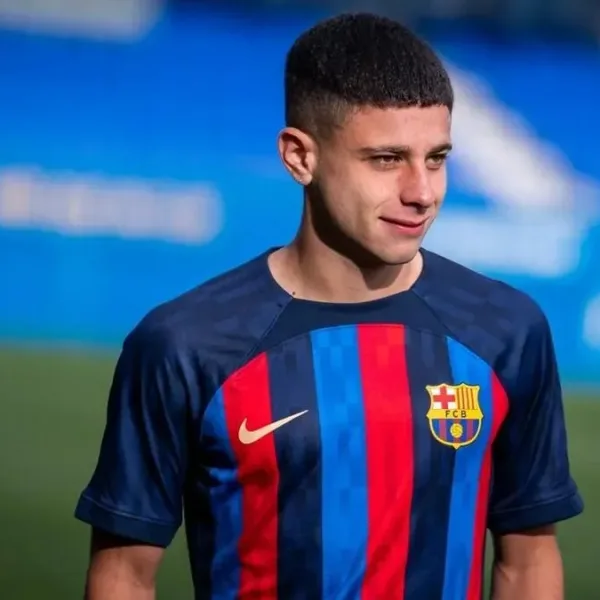 Lucas Román fue presentado en Barcelona con una clausula de 400 millones
