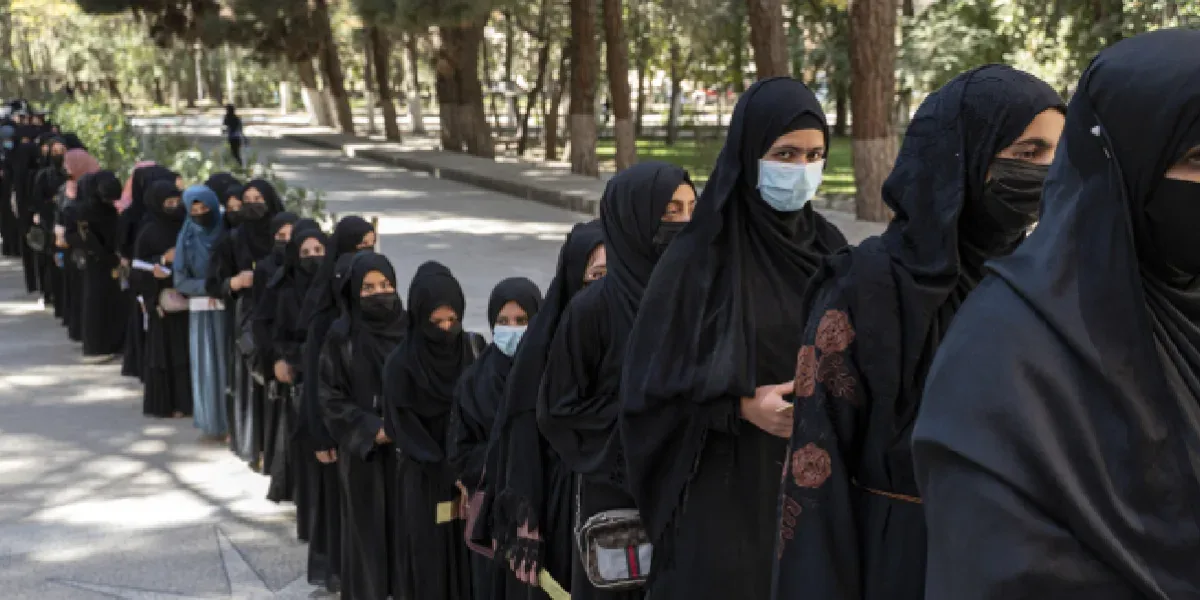 Afganistán: talibanes prohíben el ingreso de las mujeres a las ...