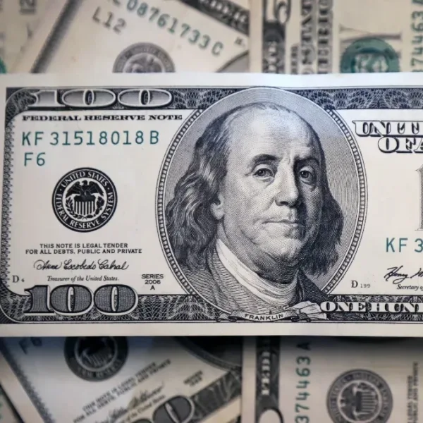Dólar hoy: la cotización paralela volvió a bajar y cerró a $381 para la venta