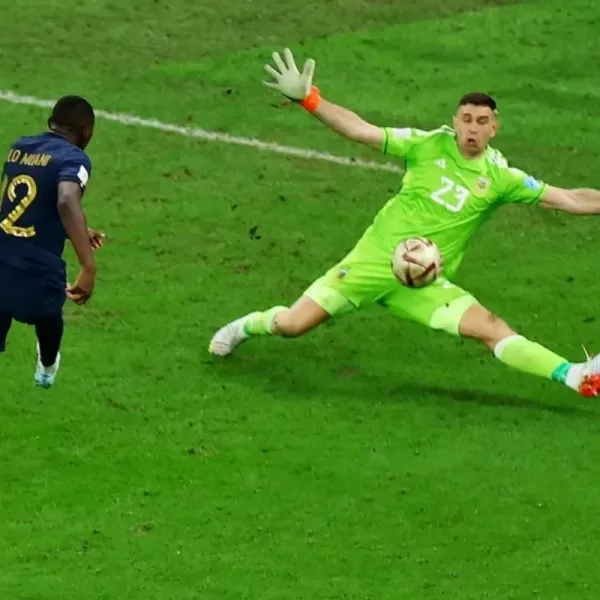 Emiliano "Dibu" Martínez sobre la atajada a Kolo Muani en la final del Mundial: "Lo empujé a patear allí"