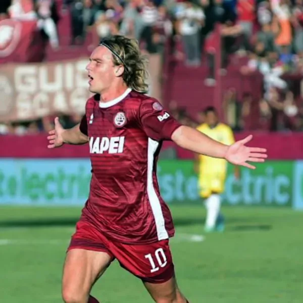 El delantero de Lanús, Pedro de la Vega, tiene dengue