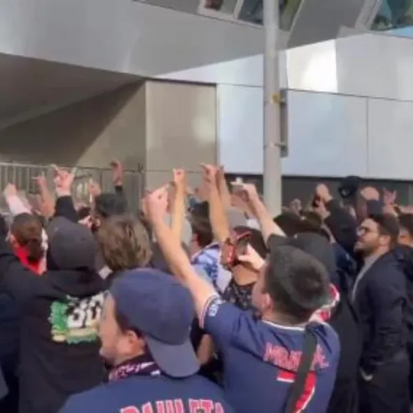 Hinchas del PSG se reunieron en la sede para insultar a Messi: "Hijo de ...