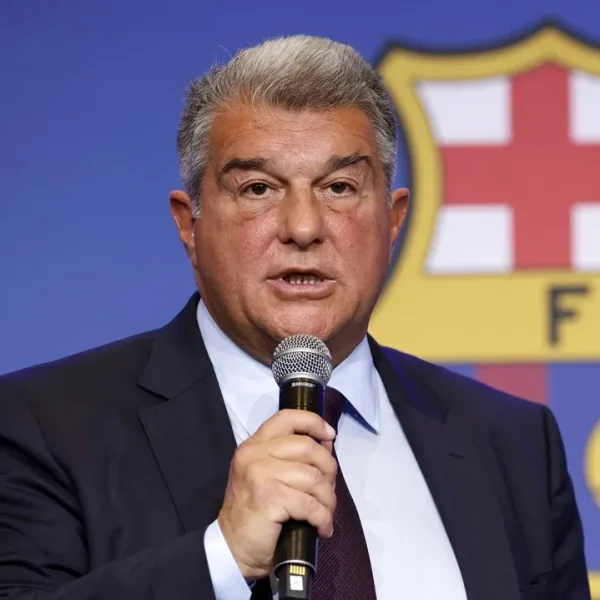Laporta reconoció charlas con Messi y dijo que hará "todo lo posible" para que vuelva a Barcelona