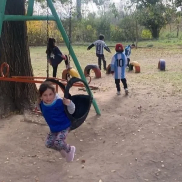 Hinchas de Racing ayudan con una colecta a un niño: hace kilómetros en burro para ir al jardin